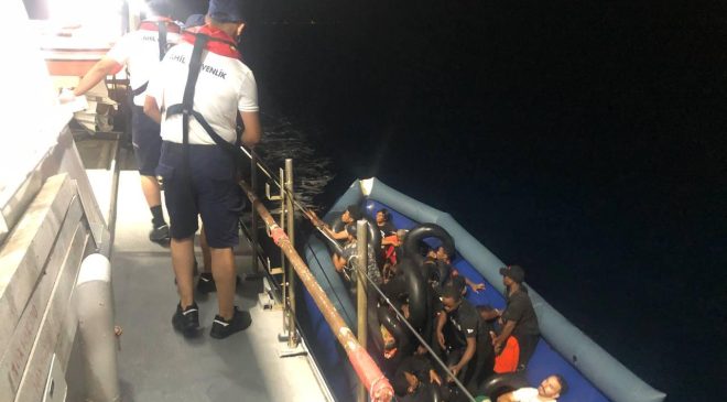 İzmir’de geri itilen 24 düzensiz göçmen kurtarıldı