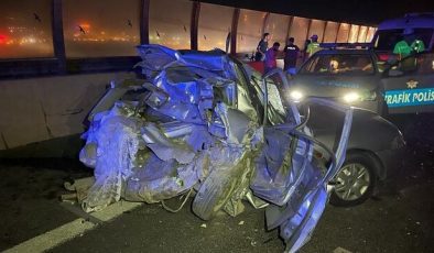 İzmir’de kamyonetin çarptığı otomobil sürücüsü öldü, 2 kişi yaralandı