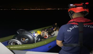 İzmir’de yasa dışı yollarla yurt dışına çıkmaya çalışan 71 düzensiz göçmen yakalandı