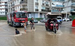 İzmir’de su borusunun patlaması sonucu bazı ev ve iş yerlerini su bastı
