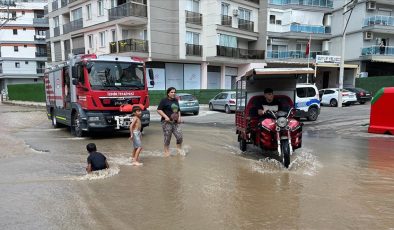 İzmir’de su borusunun patlaması sonucu bazı ev ve iş yerlerini su bastı