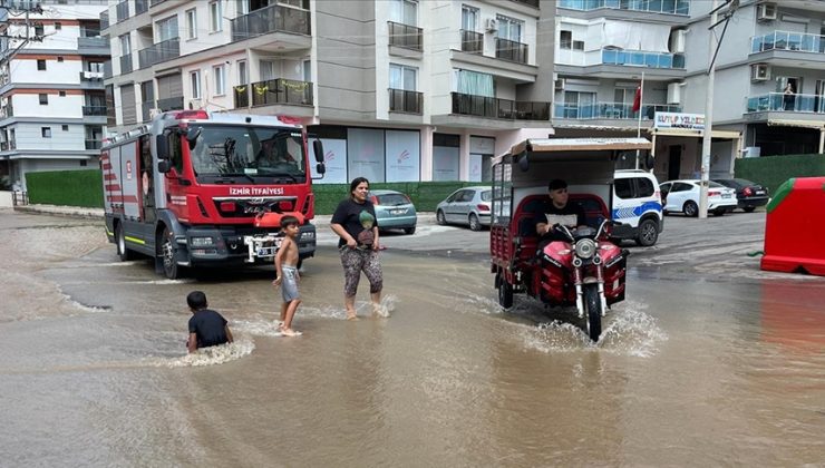 İzmir’de su borusunun patlaması sonucu bazı ev ve iş yerlerini su bastı