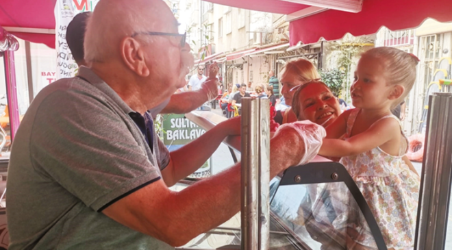 ”Süt dede” yıllardır çocuklara ücretsiz dondurma veriyor
