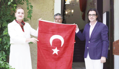 Türk askerini karşılayan 100 yıllık tarihi Türk bayrağı DEÜ’ye bağışlandı