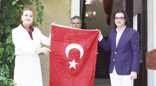 Türk askerini karşılayan 100 yıllık tarihi Türk bayrağı DEÜ’ye bağışlandı