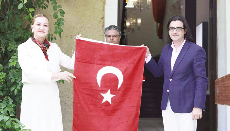 Türk askerini karşılayan 100 yıllık tarihi Türk bayrağı DEÜ’ye bağışlandı