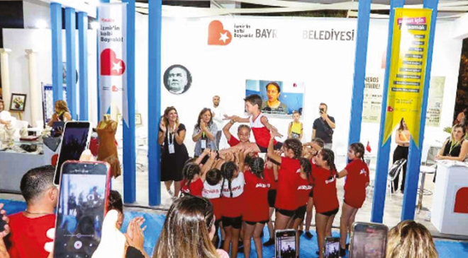 Bayraklı fuardaki yerini aldı