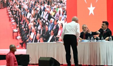 CHP İzmir İl Başkanlığı Kongresinde Arbede Çıktı