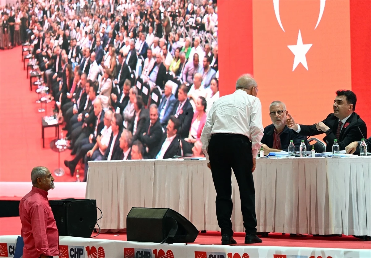 CHP İzmir İl Başkanlığı Kongresinde Arbede Çıktı