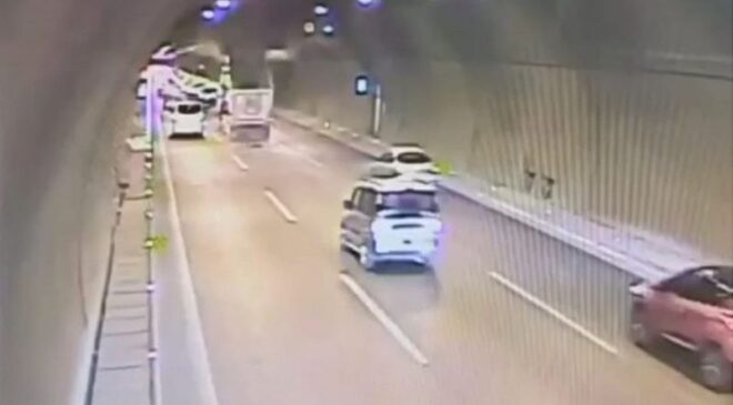 İzmir Çevre Yolu Bayraklı Tünelleri’nde Kamyonun Damperi İşaret Tabelalarını Düşürdü