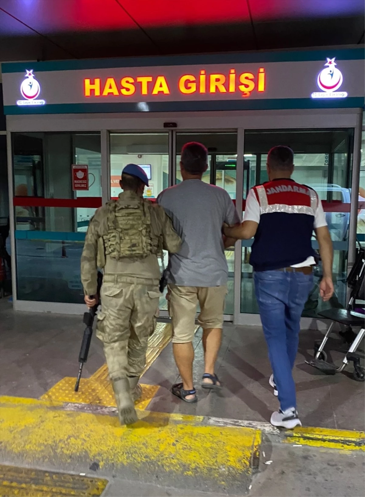 İzmir merkezli FETÖ operasyonunda 9 kişi yakalandı