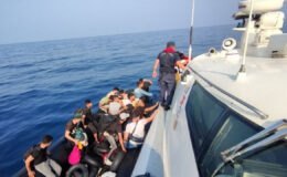 İzmir’de 72 düzensiz göçmen kurtarıldı, 73 düzensiz göçmen yakalandı
