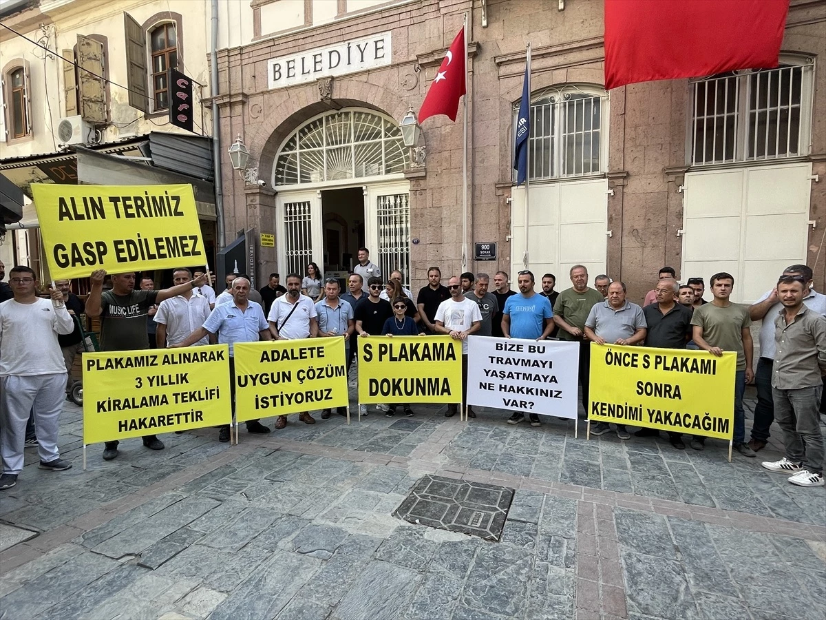 İzmir’de Esnaf, İptal Edilen S Plaka İhalesi Nedeniyle Mağdur Olduklarını İddia Etti