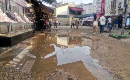 İzmir’de Sağanak Yağış Cadde ve Sokakları Göle Çevirdi