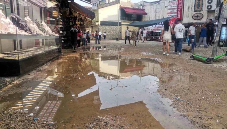 İzmir’de Sağanak Yağış Cadde ve Sokakları Göle Çevirdi