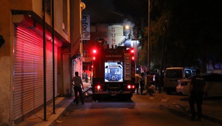 İzmir’deki Ambalaj ve Ayakkabı İmalathanesinde Yangın Çıktı