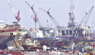 Dev gemiler İzmir’deki gemi söküm merkezinde geri dönüşüme kazandırılıyor