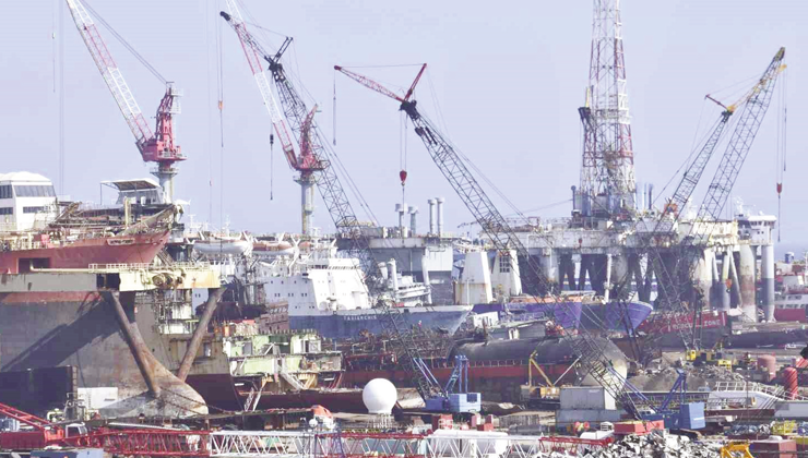 Dev gemiler İzmir’deki gemi söküm merkezinde geri dönüşüme kazandırılıyor