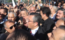 CHP’nin yeni Genel Başkanı Özgür Özel, İzmir’de coşkuyla karşılandı