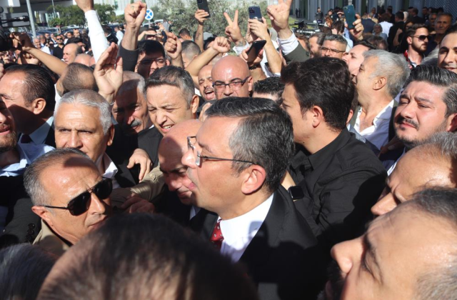 CHP’nin yeni Genel Başkanı Özgür Özel, İzmir’de coşkuyla karşılandı