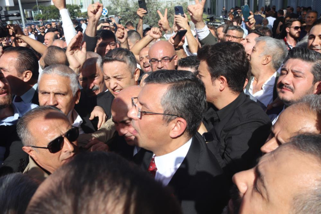 CHP Lideri Özgür Özel'e İzmir'de Yoğun İlgi Gösterildi.