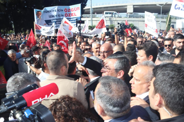 Chp Lideri Özgür Özel, İzmir'de Coşkuyla Karşılandı