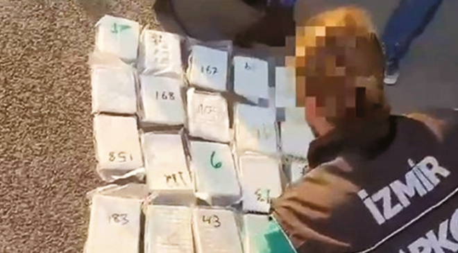 İzmir’de takibe alınan araçtan yüklü miktarda kokain çıktı