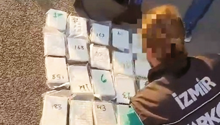İzmir’de takibe alınan araçtan yüklü miktarda kokain çıktı