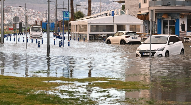 İzmir’de Deniz Taştı, Sirenler Çaldı