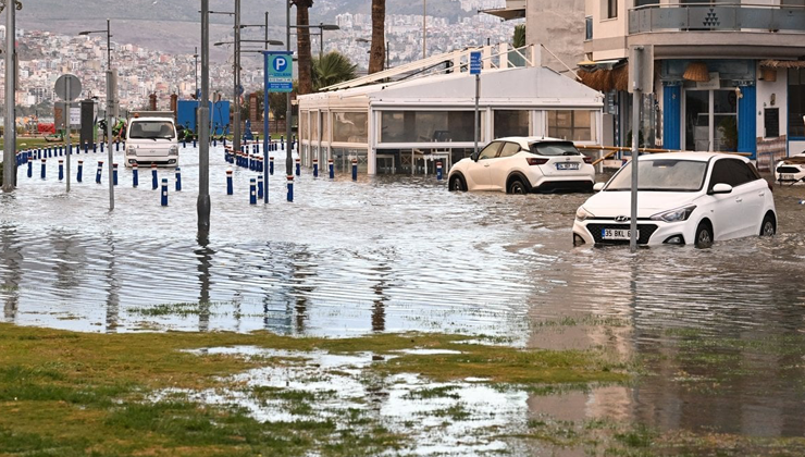 İzmir’de Deniz Taştı, Sirenler Çaldı