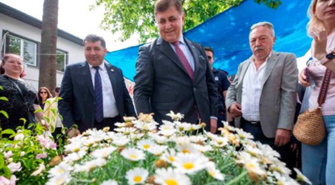 İzmir’in Geleneksel Festivaliyle Bayındır’da Yine Çiçekler Açtı