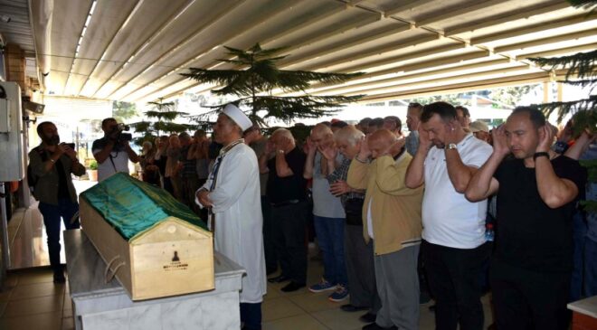 Kanada’daki kazada ölen bisikletli kurye, İzmir’de son yolculuğuna uğurlandı