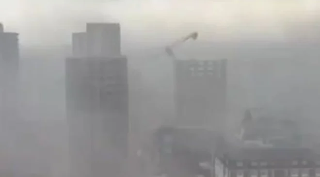 Adana’yı fırtına vurdu: Ağaçlar ve panolar yıkıldı, kule vinç devrildi