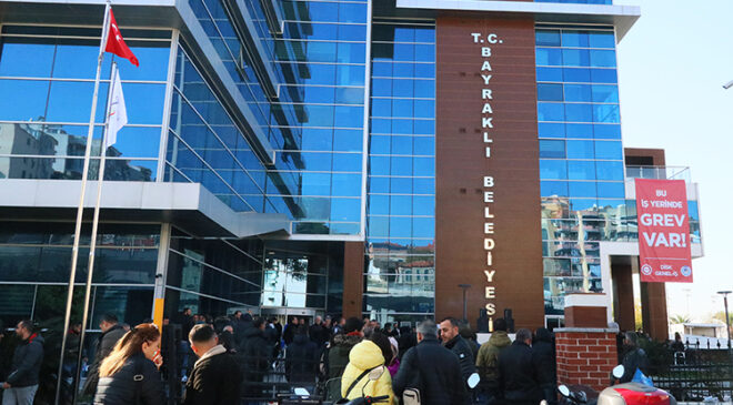 İzmir Bayraklı’da işçilerin grevi nedeniyle sokaklarda çöp yığınları oluştu