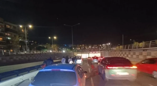İzmir’in Mustafa Kemal Sahil Bulvarı’nda trafik kazası meydana geldi.