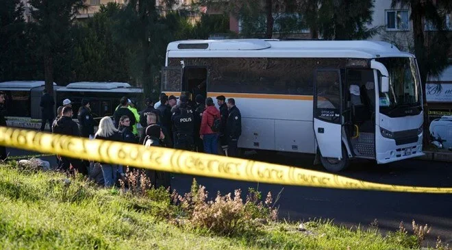 İzmir’de öğrenci servisi TIR’a çarptı: 1 ölü, 1 yaralı.