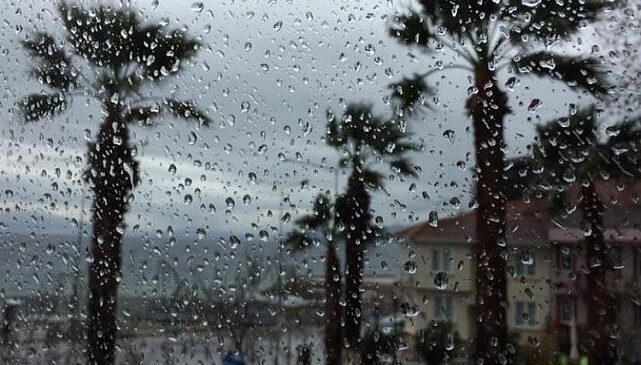 İzmir’de sağanak: Yollar göle döndü