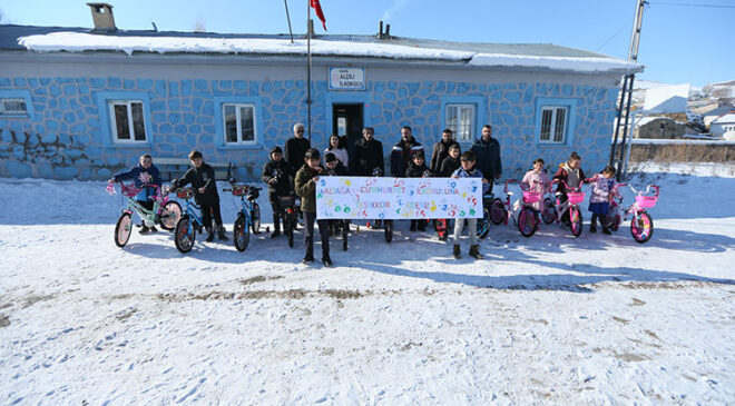 İzmir’deki kadın öğretmenler Doğu’daki köy çocuklarının bisiklet hayalini gerçekleştirdi