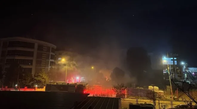 İzmir’de korkutan seramik deposu yangını