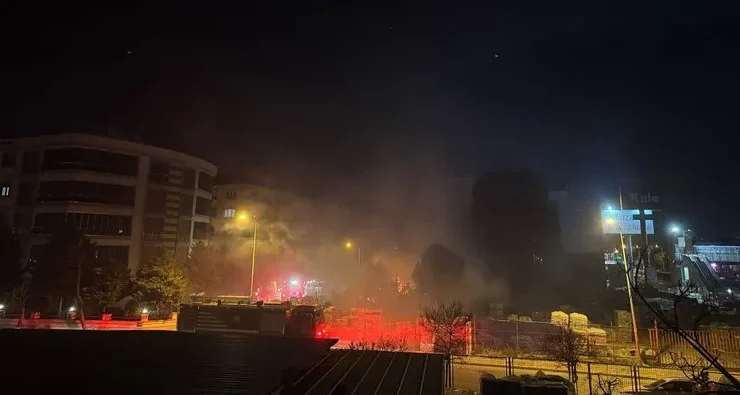 İzmir’de korkutan seramik deposu yangını