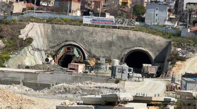 İzmir’de tünel inşaatı nedeniyle evlerin duvarlarında çatlak oluştu