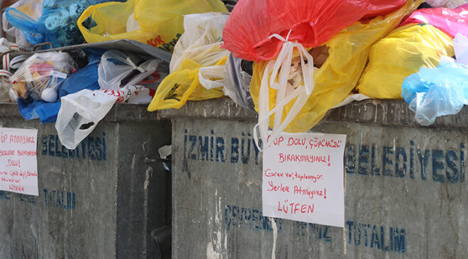 İzmir Çiğli’de işçilerin grevi nedeniyle sokaklarda çöp yığınları oluştu
