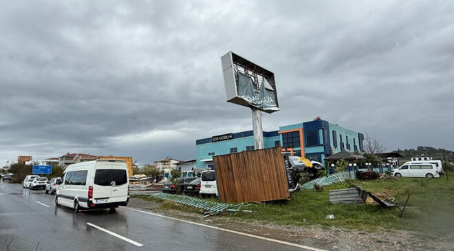 Manavgat’ta hortum hasara yol açtı