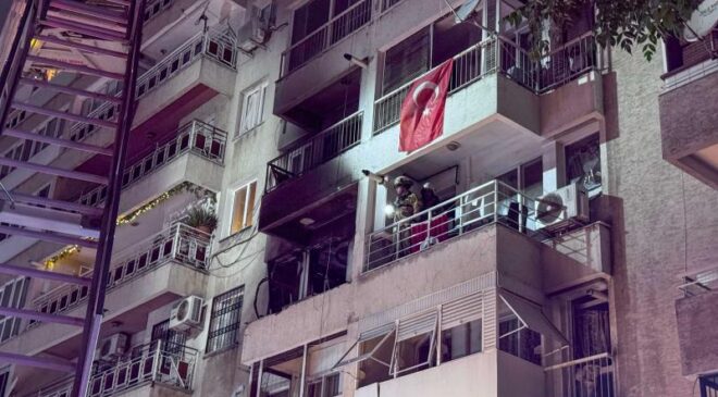 İzmir’de apartman dairesinde meydana gelen patlamada 4 kişi yaralandı