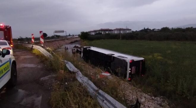 Manisa’da yolcu otobüsü devrildi: 16 yaralı