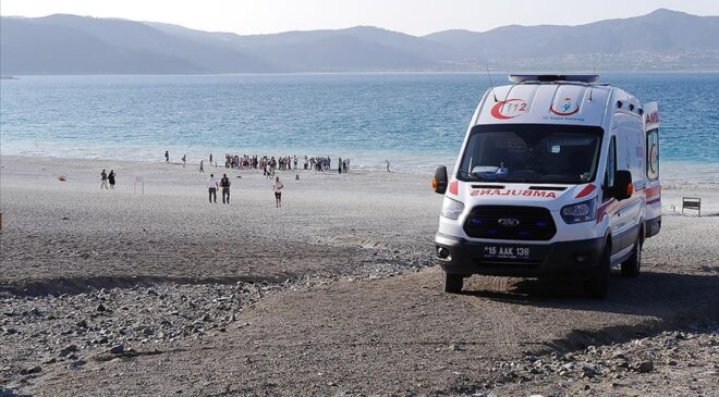 Salda Gölü’ne giren baba ve oğlu boğuldu