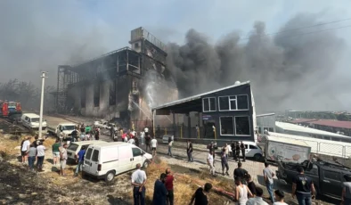 İzmir’deki yangın galericiler sitesinde onlarca aracı küle döndürdü