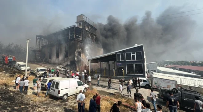İzmir’deki yangın galericiler sitesinde onlarca aracı küle döndürdü