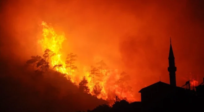 İzmir’in Çeşme ve Ödemiş ilçelerinde çıkan orman yangınlarına müdahale sürüyor