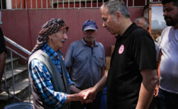 Bakan Yerlikaya, İzmir Ödemiş’te orman yangınından etkilenen mahalleleri ziyaret etti